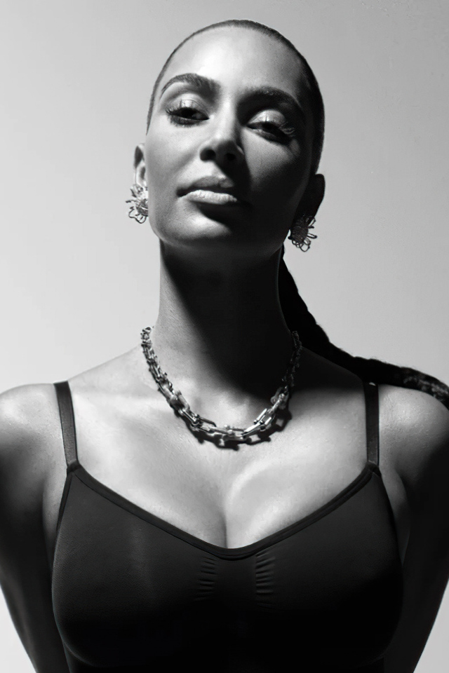 Черно-белое фото Ким Кардашьян