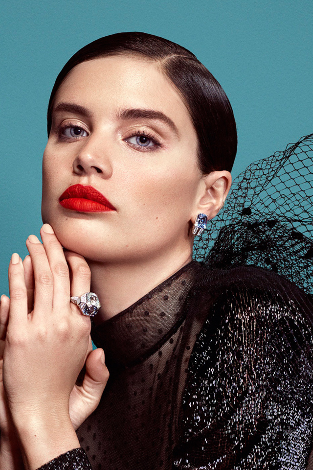 Голубоглазая модель Сара Сампайо в черном платье