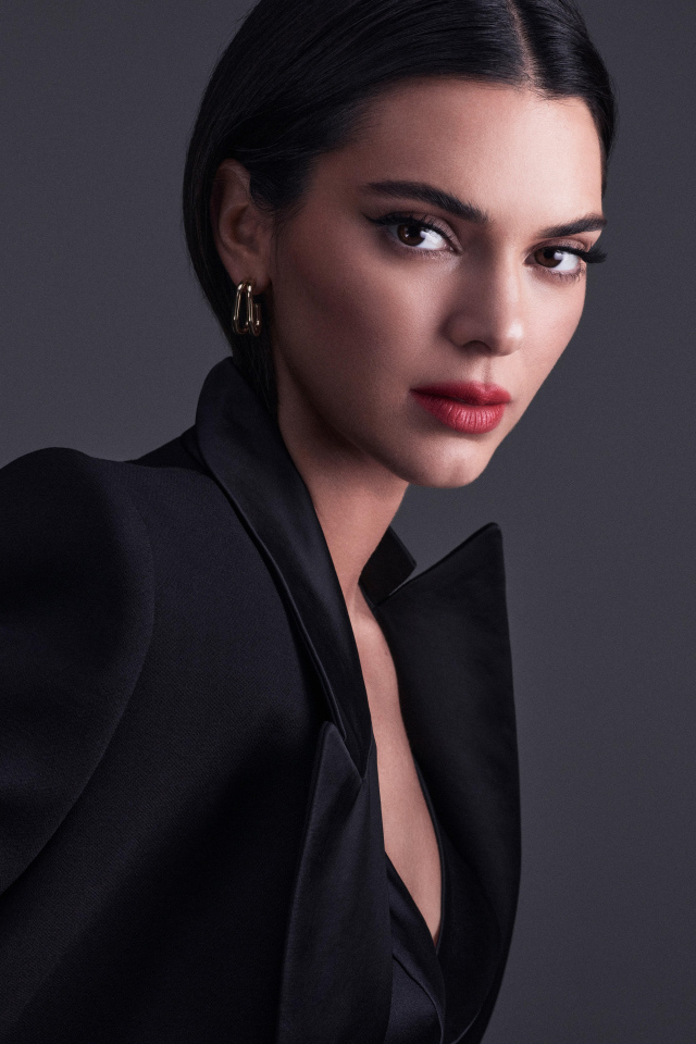 Кареглазая модель Кендалл Дженнер в черном пиджаке