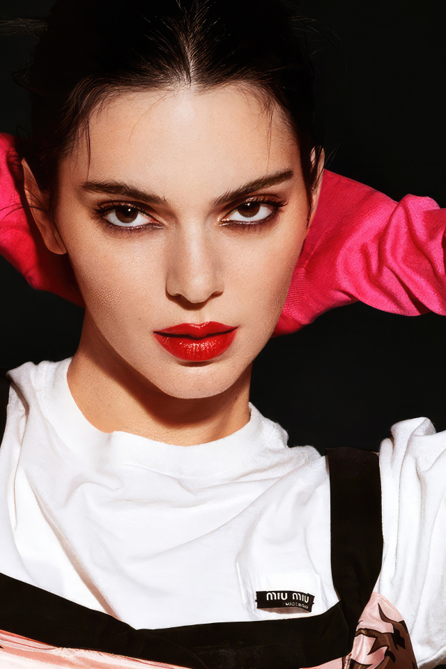 Кареглазая модель Кендалл Дженнер в красных перчатках