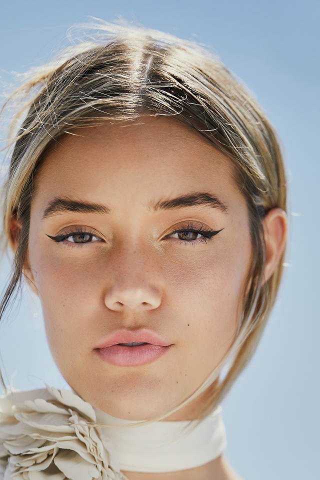 Девушка Olivia Ponton на сером фоне