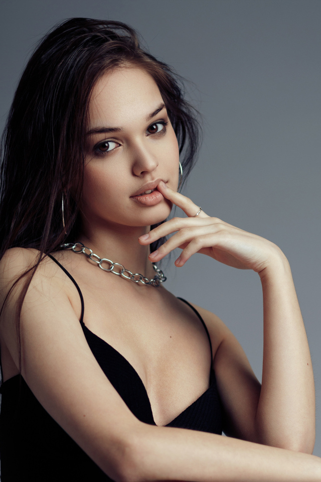 Девушка модель на сером фоне