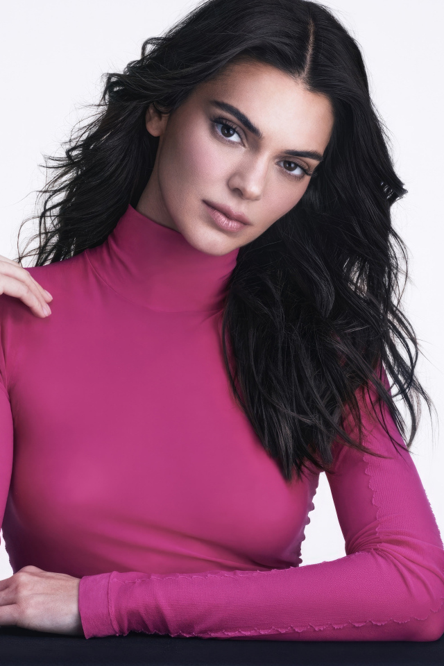 Длинноволосая американская модель Кендалл Дженнер на белом фоне