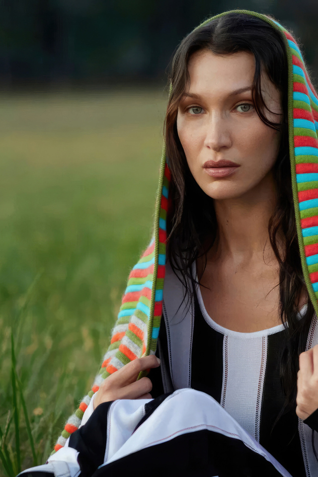 Модель Белла Хадид накрыта пледом сидит на траве