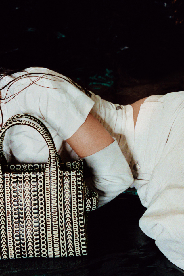 Модель Эмили Ратаковски лежит в белом костюме