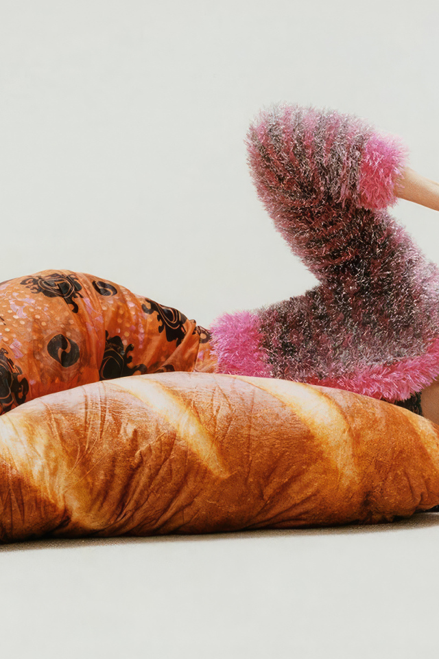 Модель Эмили Ратаковски лежит на полу