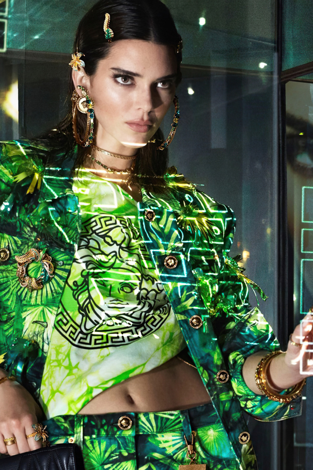 Модель Кендалл Дженнер в ярком костюме