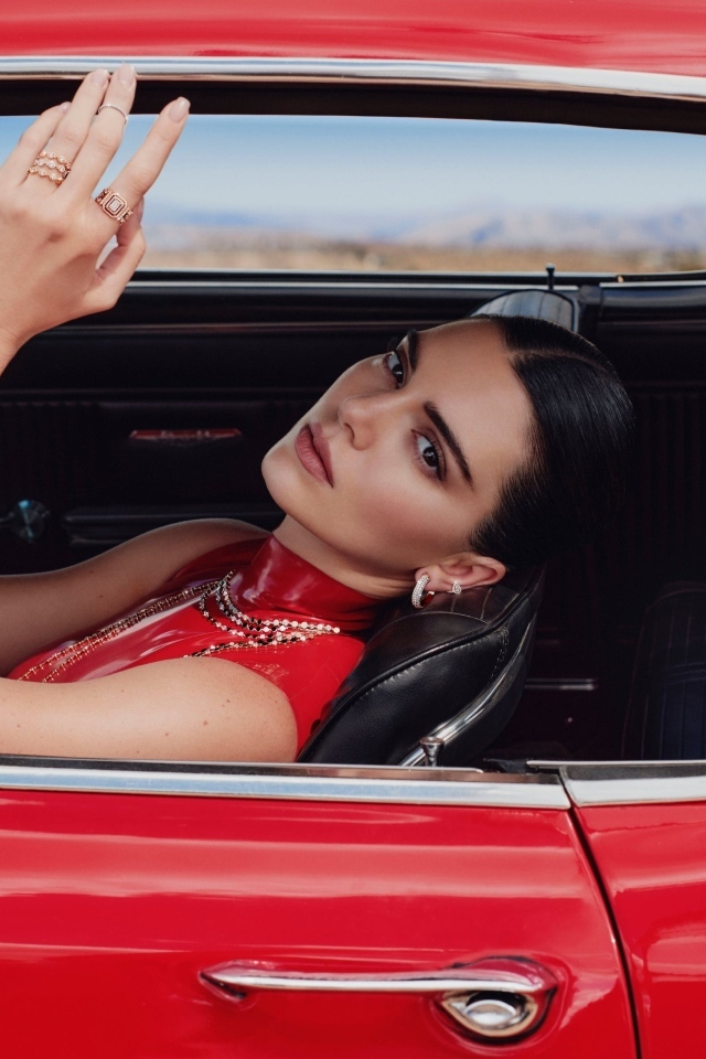 Модель Кендалл Дженнер в красном автомобиле