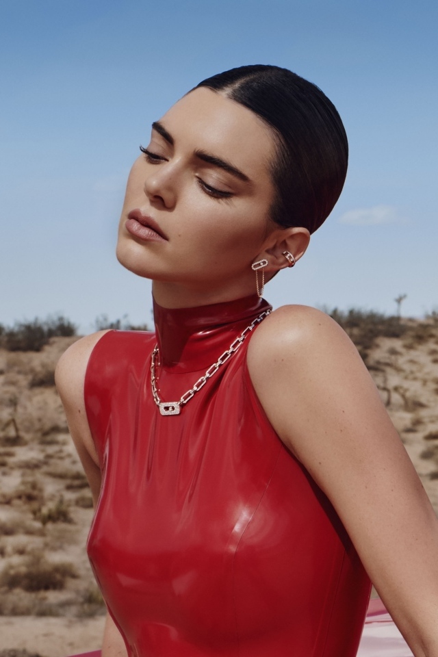 Модель Кендалл Дженнер в красном платье