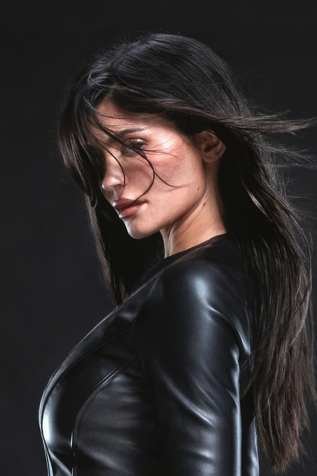 Модель Кайли Дженнер в черной куртке