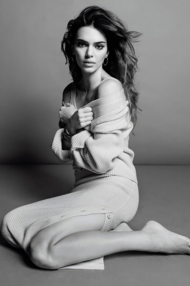 Настоящая девушка модель Кендалл Дженнер в платье на сером фоне