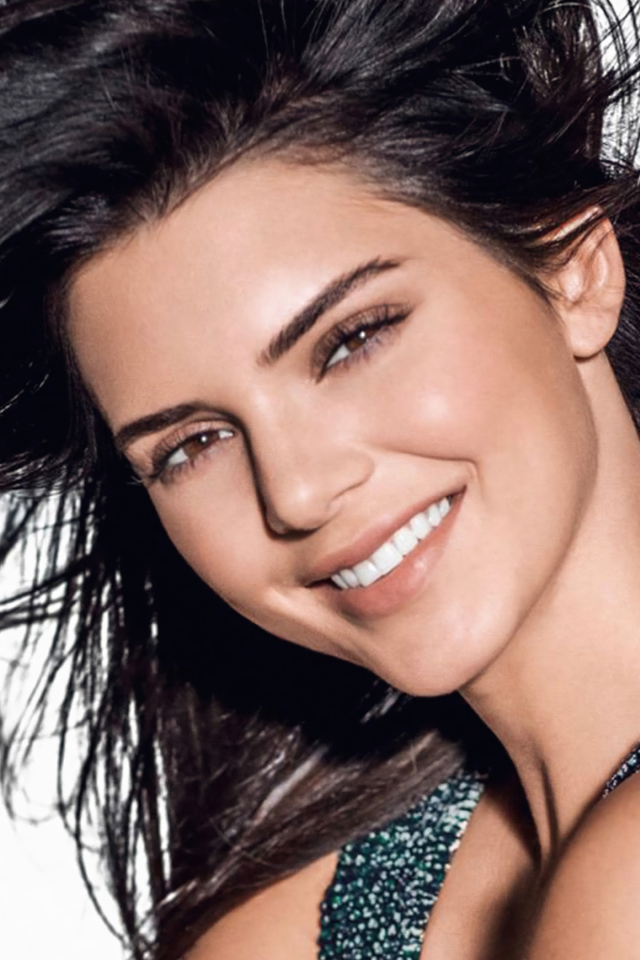 Улыбающаяся девушка, американская модель Кендалл Дженнер