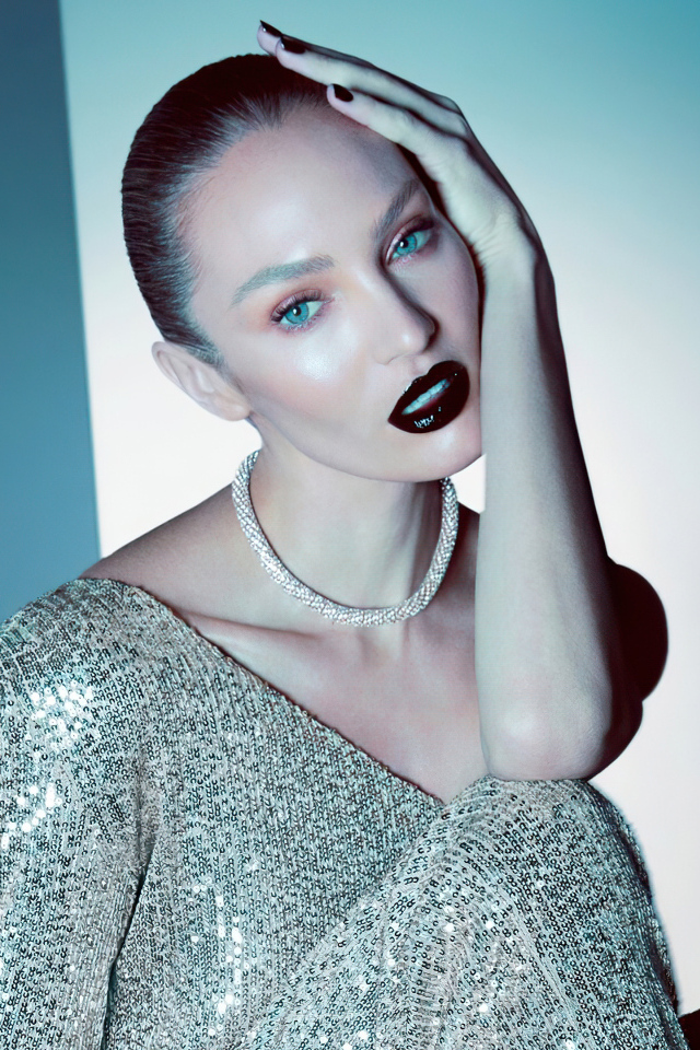 Супермодель Кэндис Свейнпол на голубом фоне