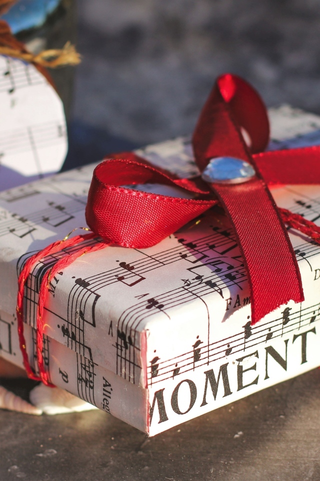 Большой подарок с красной лентой