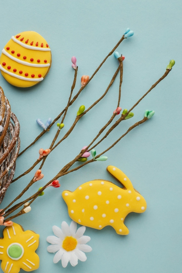 Красивый пасхальный декор на голубом фоне на праздник