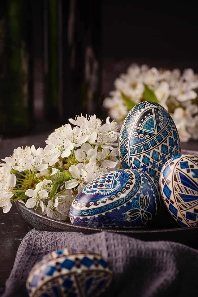 Красивые расписные яйца с цветами вишни на Пасху