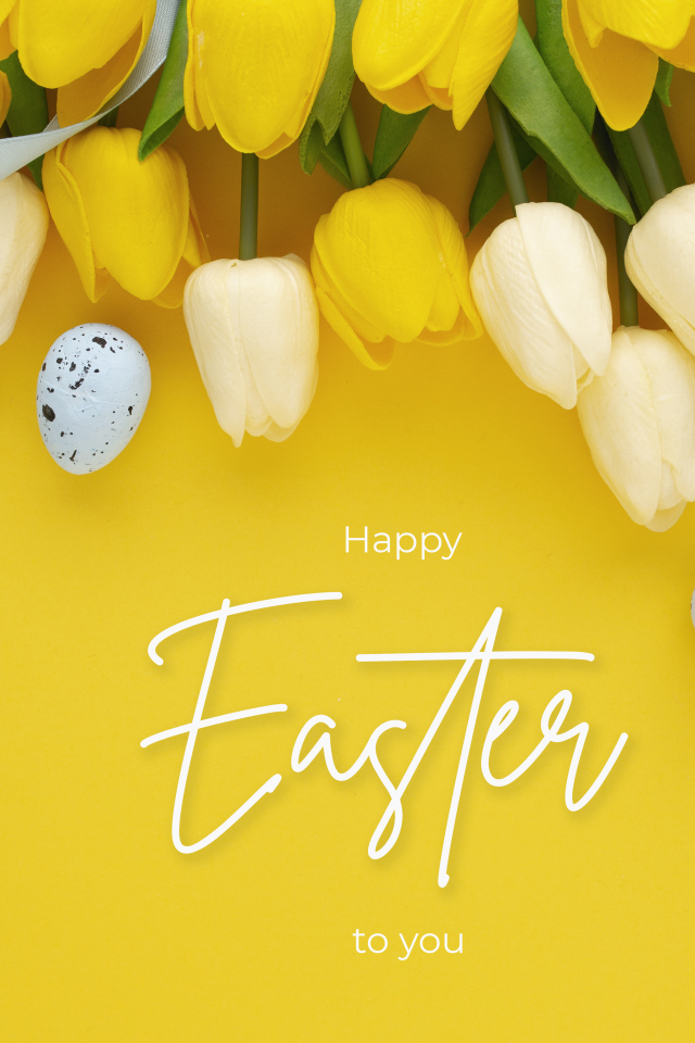 Букет тюльпанов и яйца на желтом фоне с надписью Счастливой Пасхи