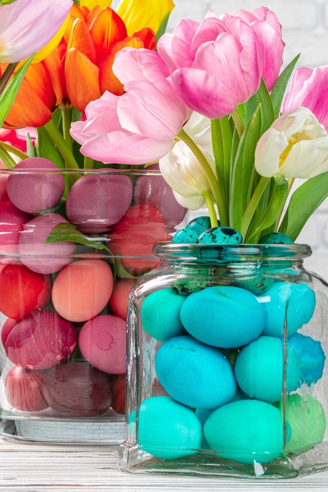 Банки с крашеными яйцами и тюльпанами на Пасху