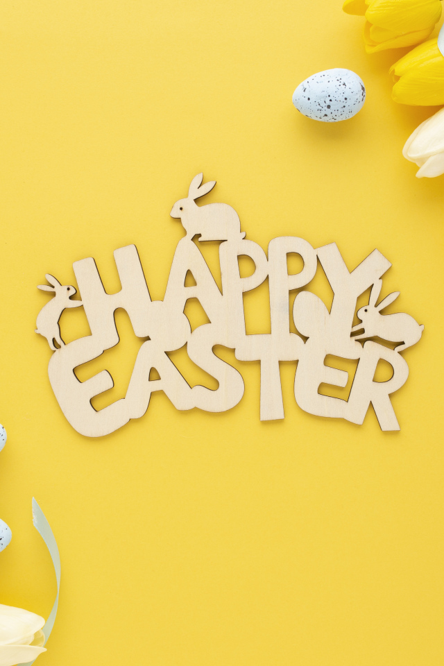 Надпись Счастливой Пасхи на желтом фоне с тюльпанами