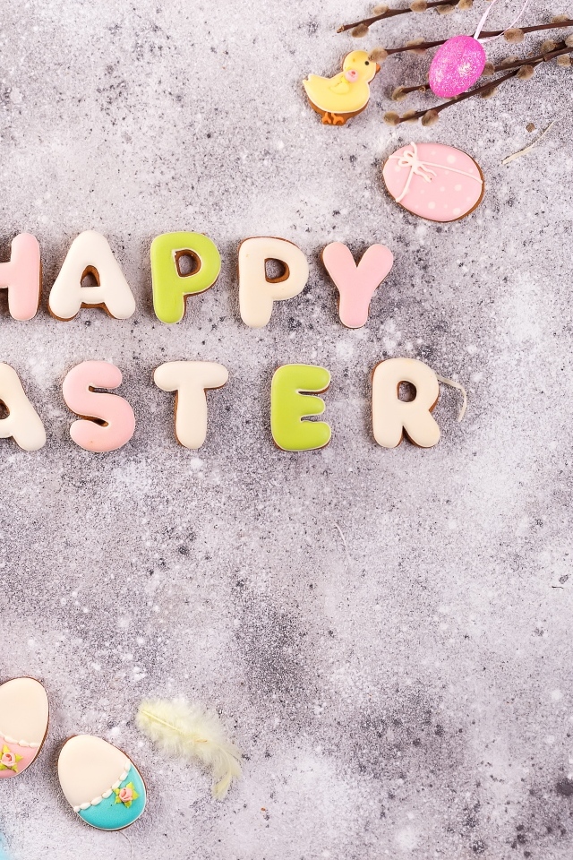 Надпись на сером столе Счастливой Пасхи