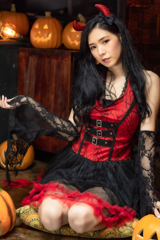 Милая девушка азиатка в костюме на Хэллоуин