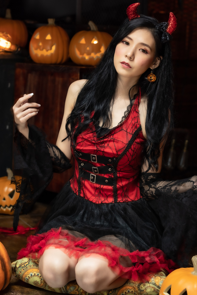 Девушка в красивом платье на Хэллоуин