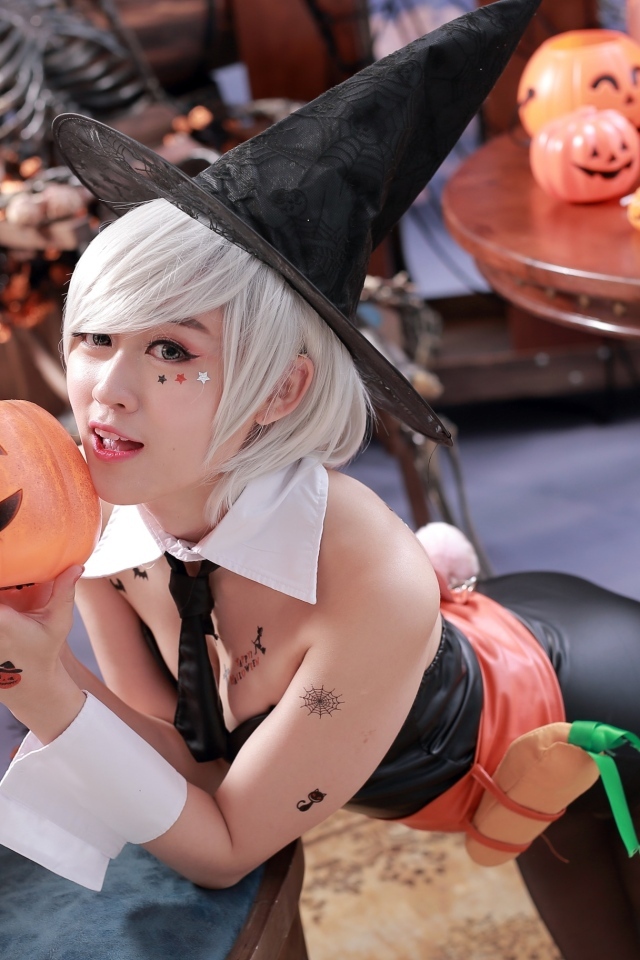 Девушка в костюме ведьмы на Хэллоуин