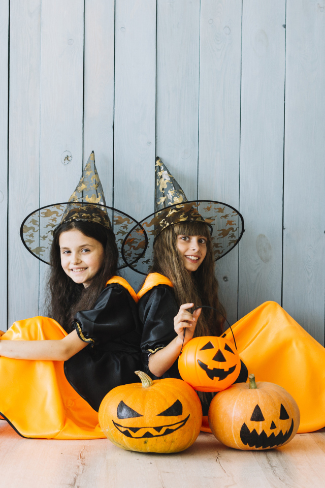 Две маленькие девочки в костюмах на Хэллоуин