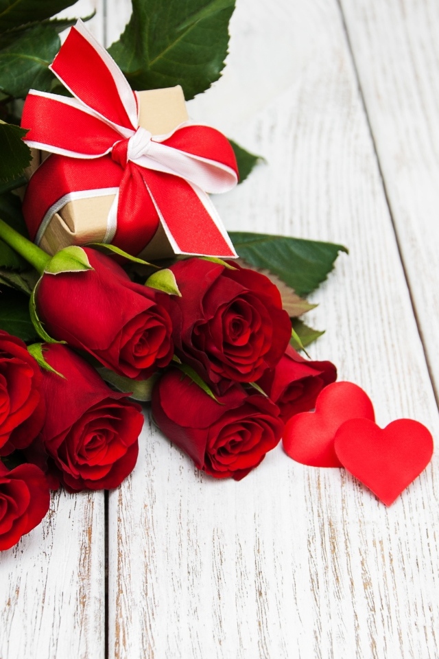 Букет красных роз и подарок для любимой на 8 марта