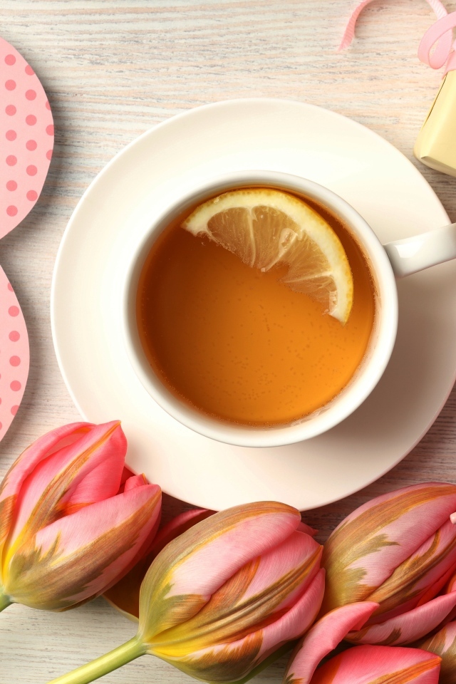 Чашка чая, цветы и подарки для любимой на 8 марта