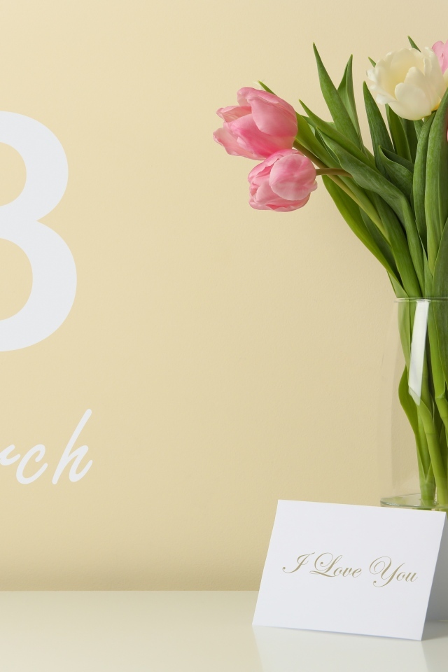 Букет тюльпанов в вазе на 8 марта