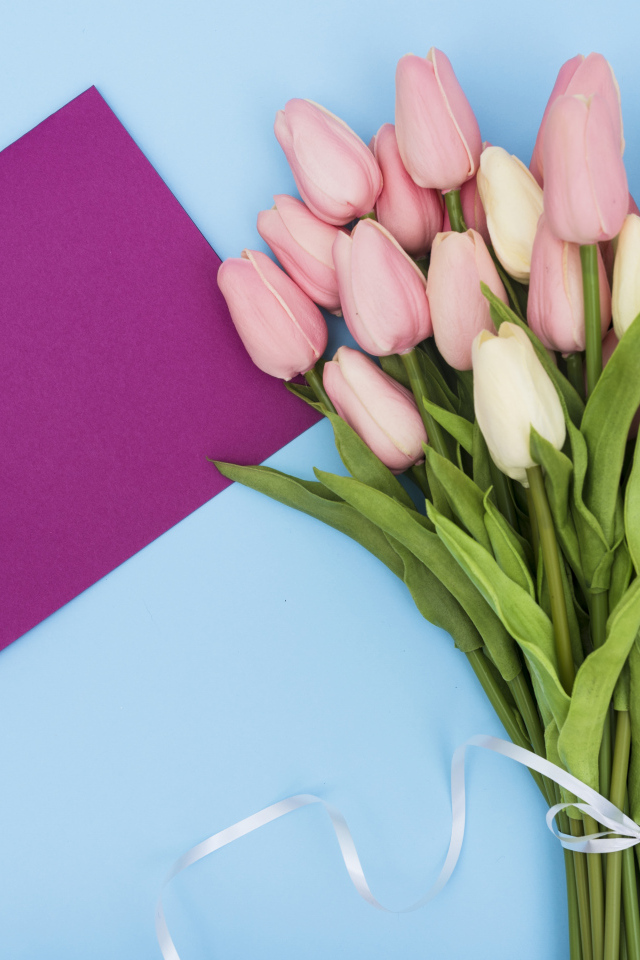 Букет тюльпанов на голубом фоне шаблон поздравительной открытки на 8 марта