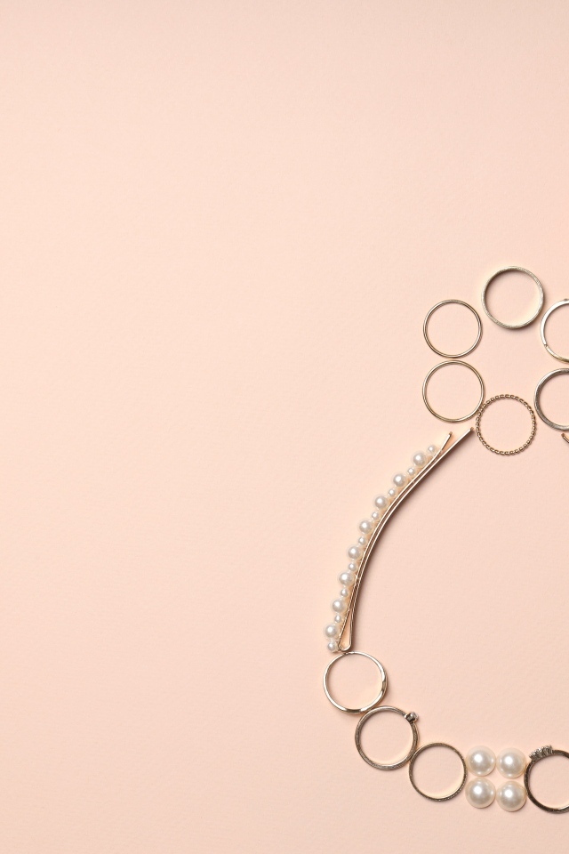 Украшения и букет тюльпанов на Международный женский день 8 марта