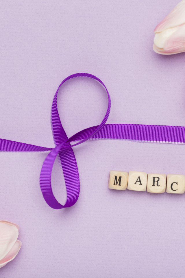 Нежная открытка с розовыми тюльпанами на 8 марта