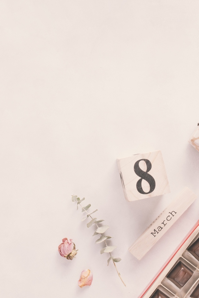 Подарки на розовом фоне для любимой на 8 марта