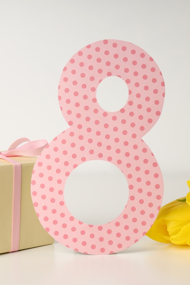 Цифра 8, подарок и цветы для любимой на Международный женский день