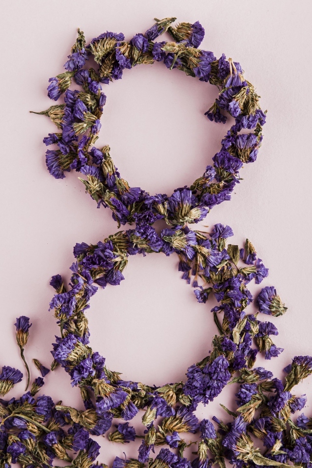 Цифра 8 из сухих цветов на праздник