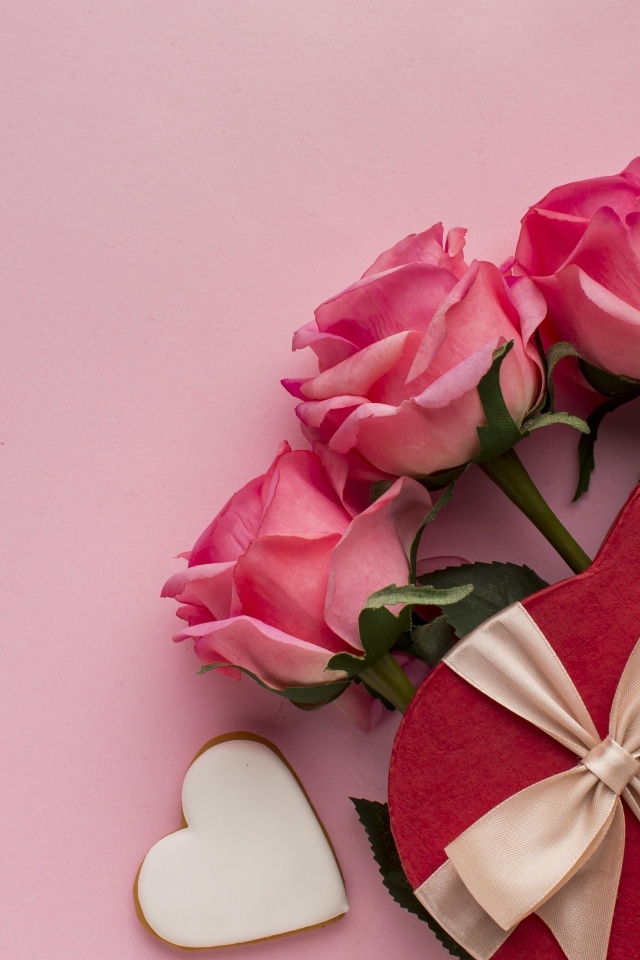 Три розовых розы и подарок на международный женский день