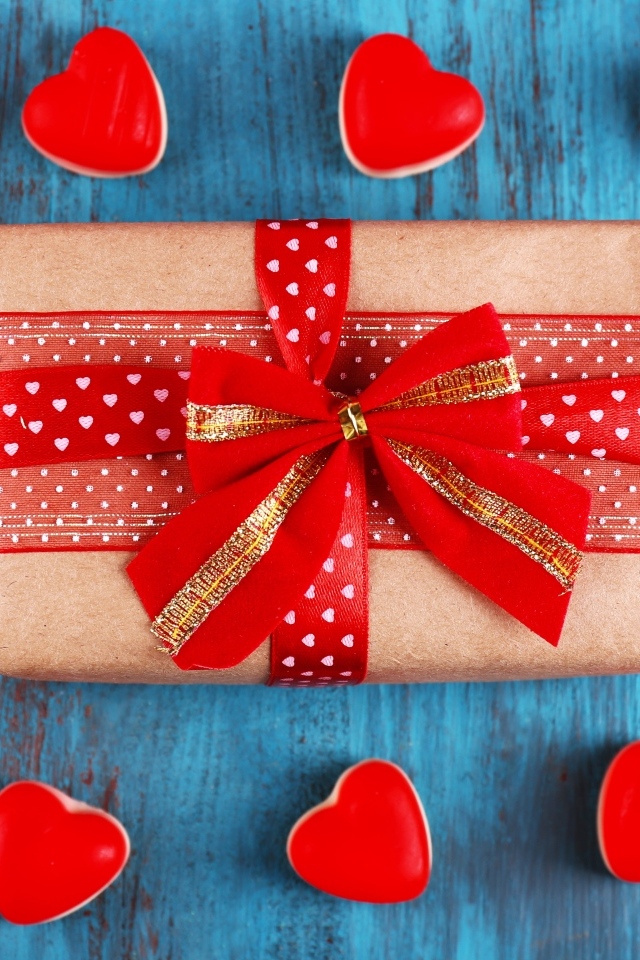 Большой подарок с сердечками на День Святого Валентина