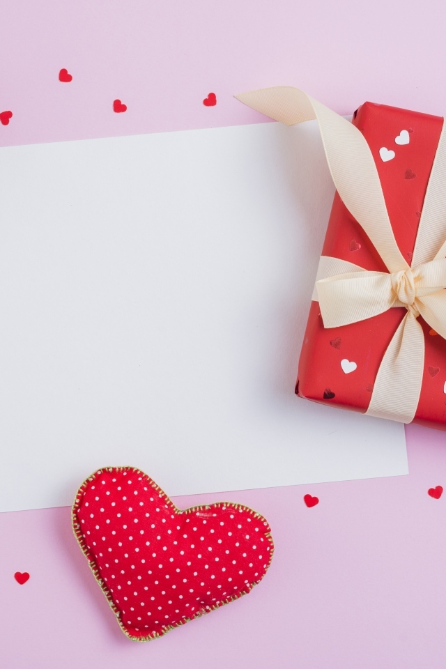 Подарок и сердечки с листом, шаблон открытки на День влюбленных