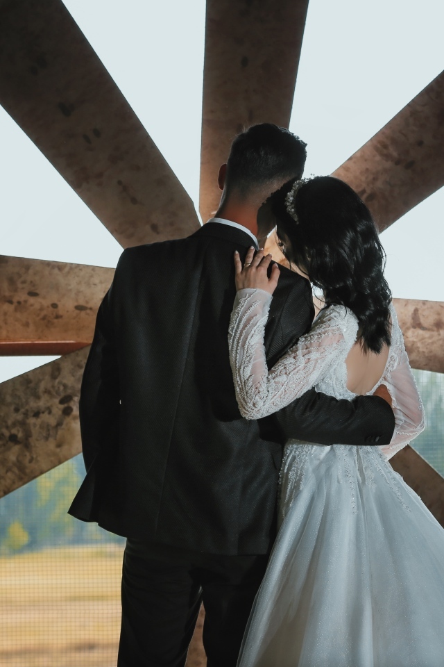 Влюбленные жених и невеста стоят у окна