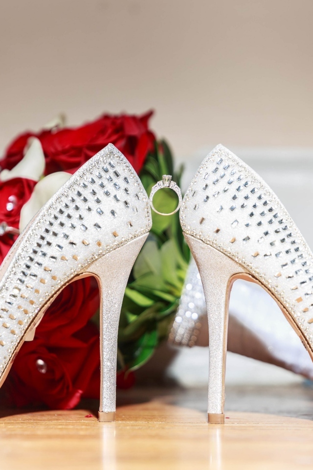 Белые туфли невесты и букет