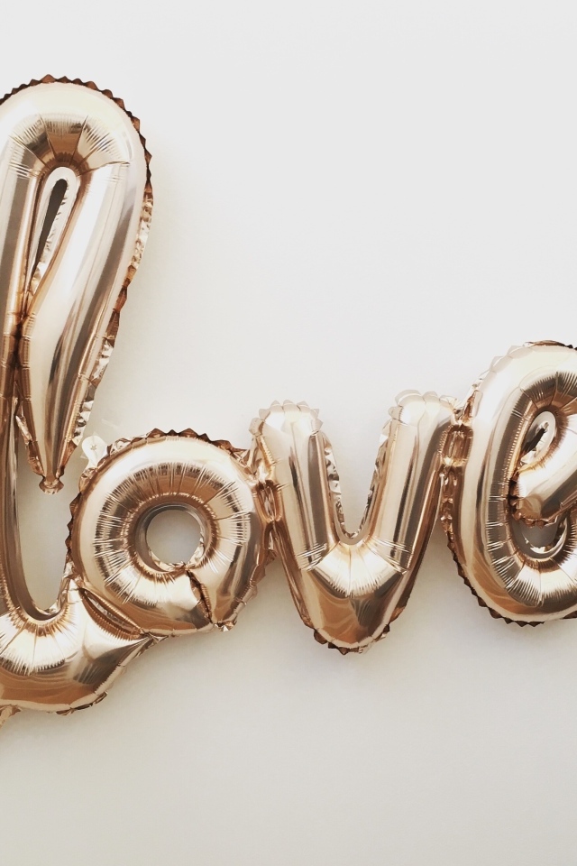 Воздушные шары с надписью любовь на сером фоне