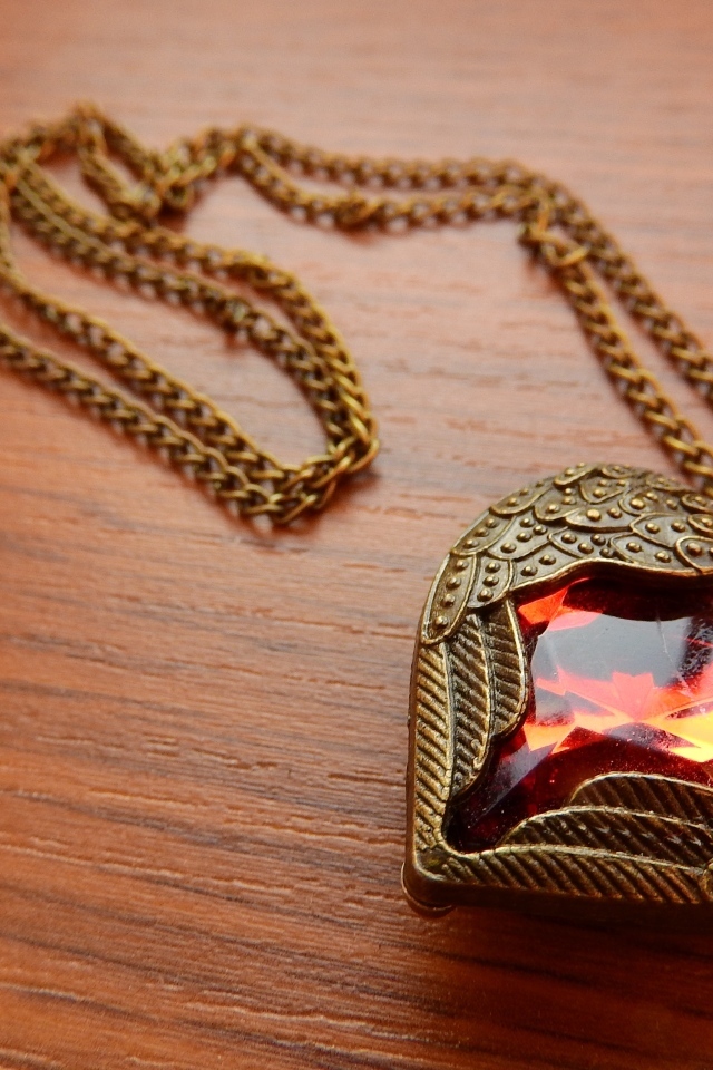 Красивый кулон в форме сердца с красным камнем