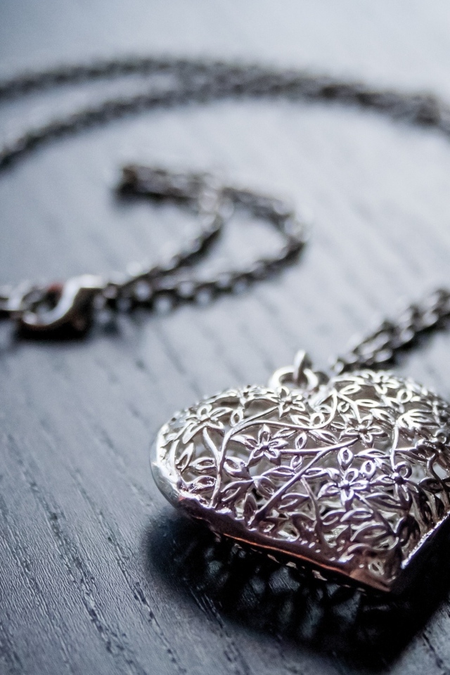 Красивая серебряная подвеска в форме сердца