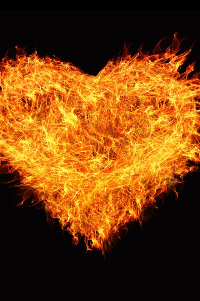 Большое огненное сердце на черном фоне