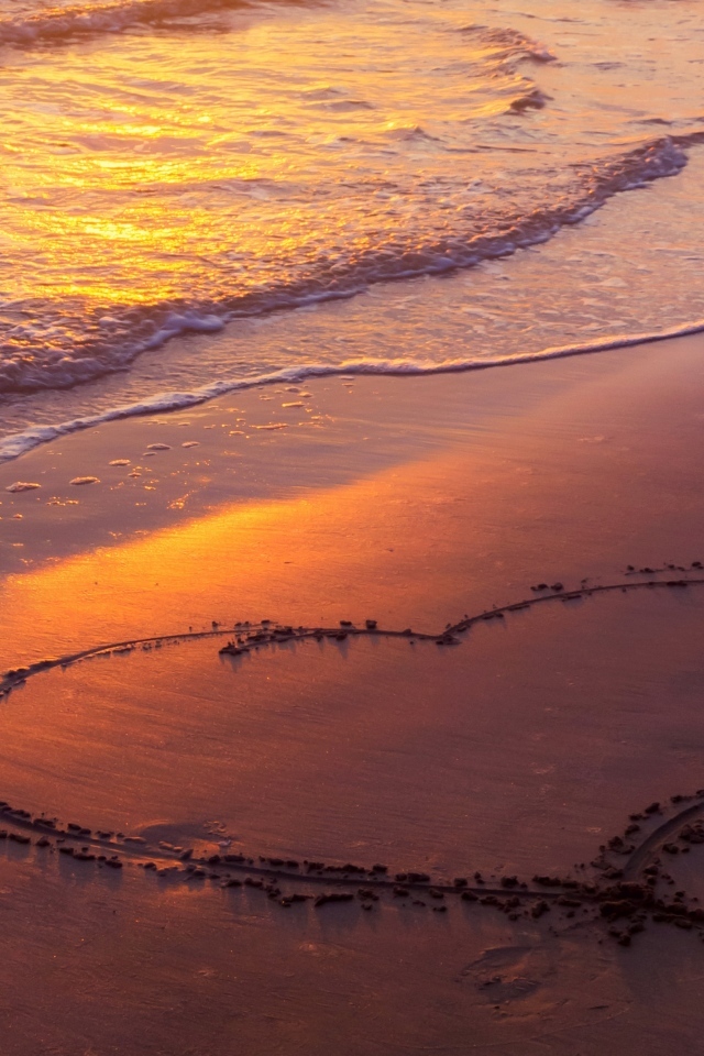 Большое сердце на песке у моря