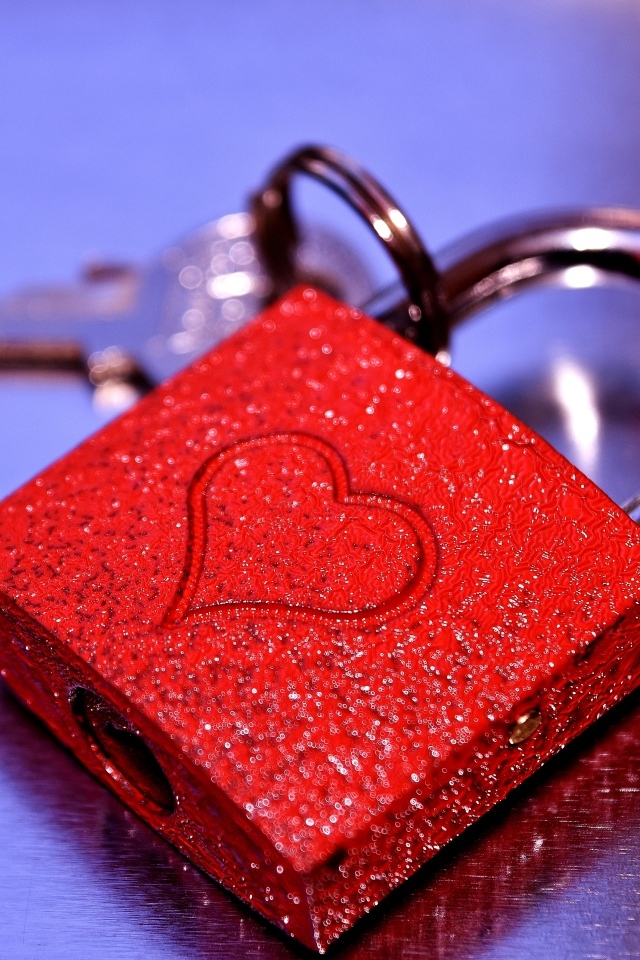 Большой красный замок с сердцем для влюбленных