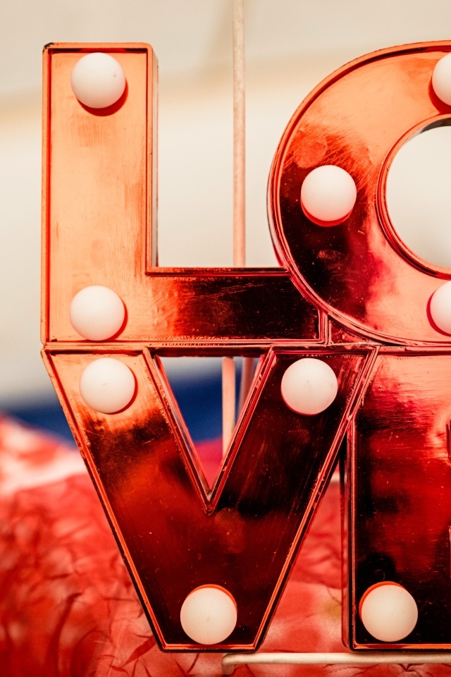 Большие красные буквы с надписью любовь