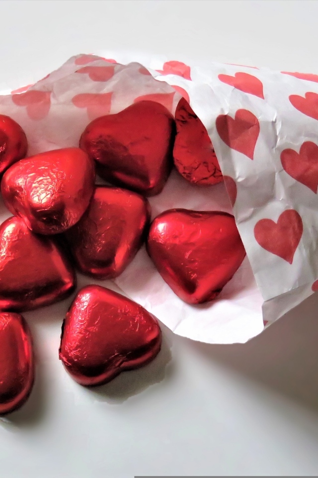 Сверток с красными конфетами в форме сердца